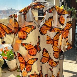Men’s causal button down shirt!